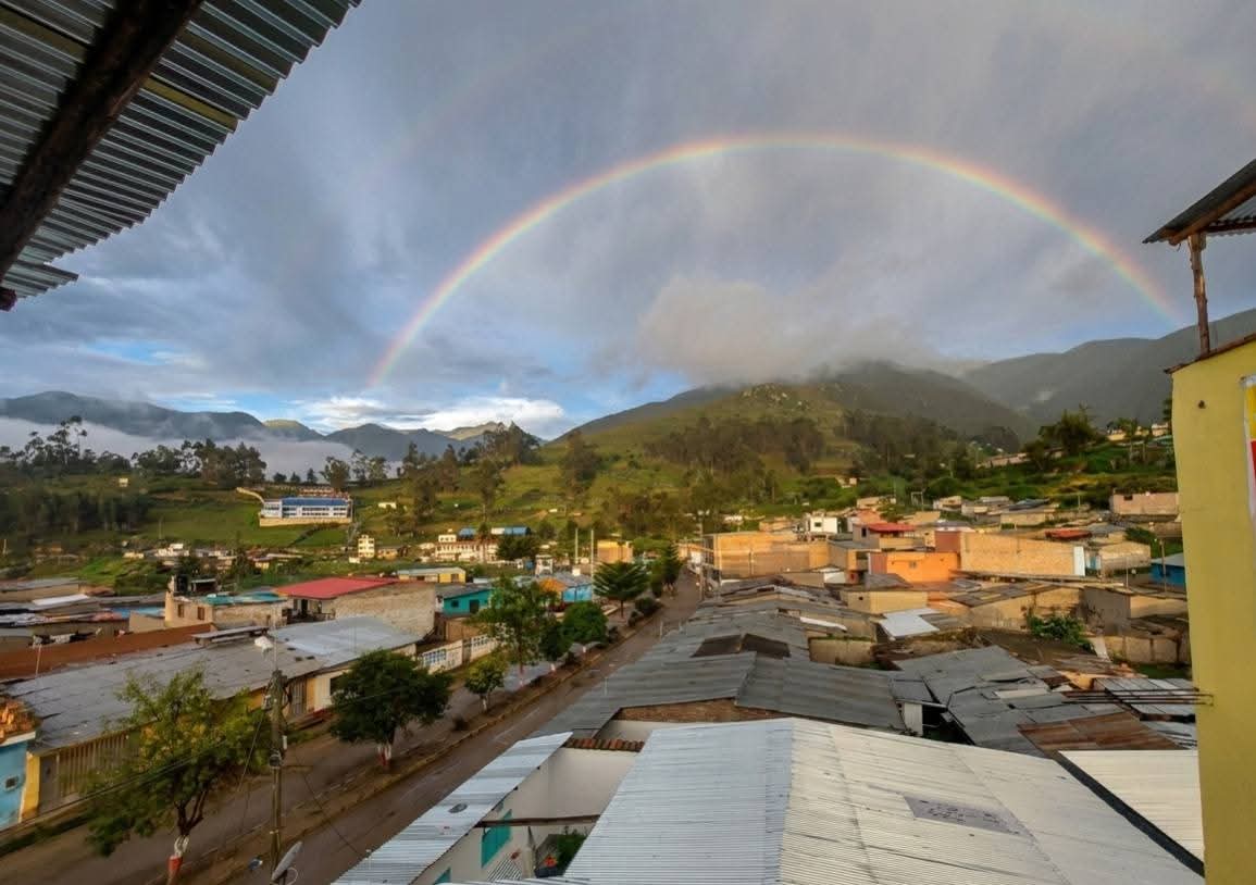 Doble arco iris sobre los techos de Cajacay