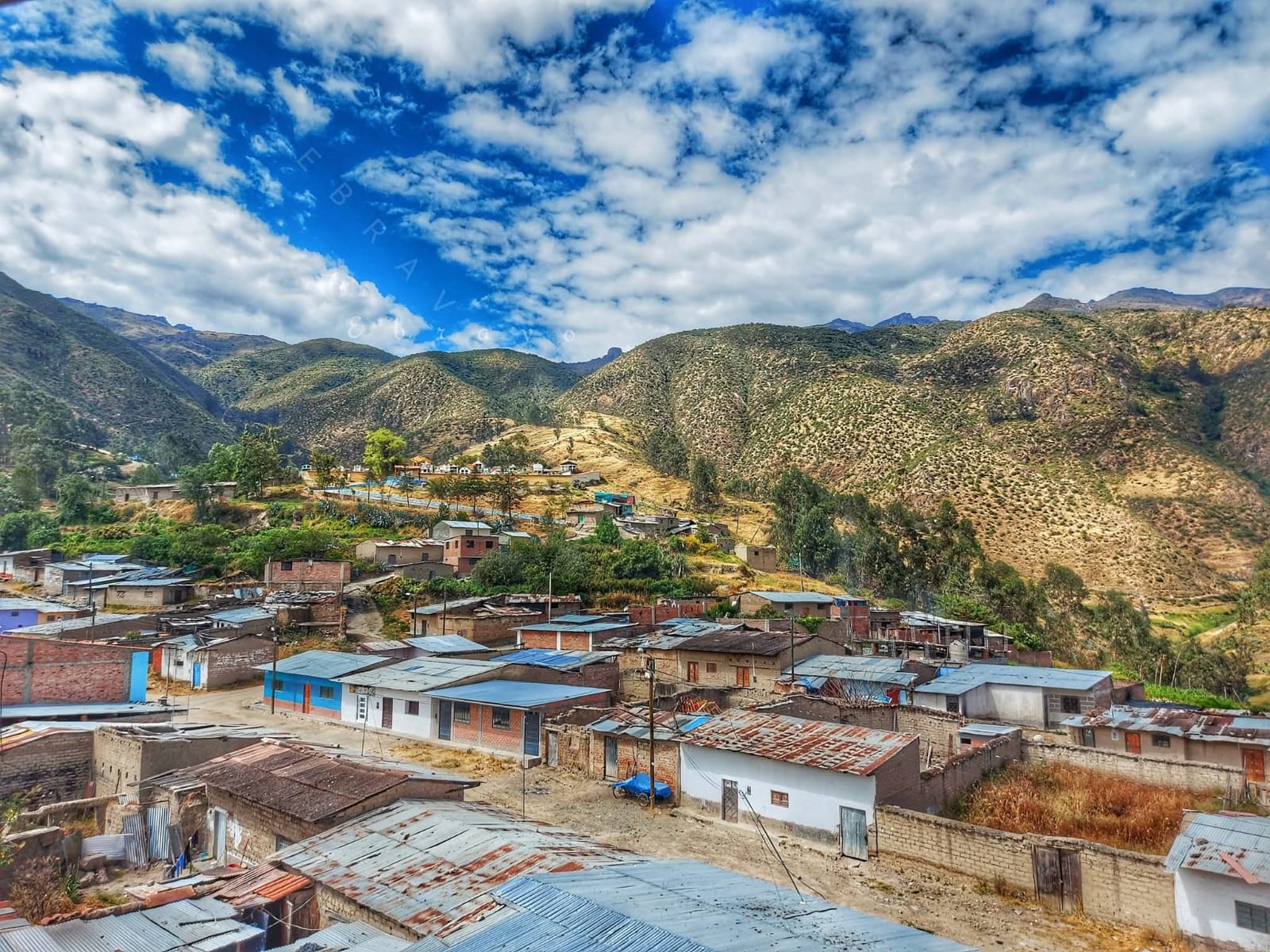 Vista panorámica de Cajacay entre los cerros